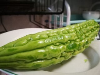 4、粤式靓汤~凉瓜黄豆猪骨汤,苦瓜洗净