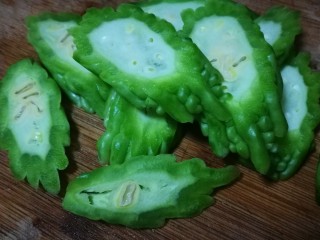 5、粤式靓汤~凉瓜黄豆猪骨汤,切盛厚片