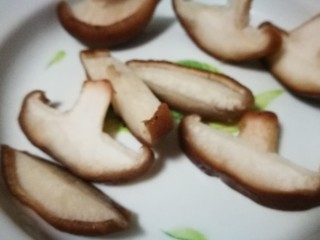 9、粤式靓汤~凉瓜黄豆猪骨汤,香菇洗净切片 倒入锅中