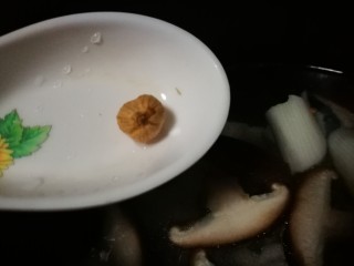 11、粤式靓汤~凉瓜黄豆猪骨汤,放一粒豆蔻