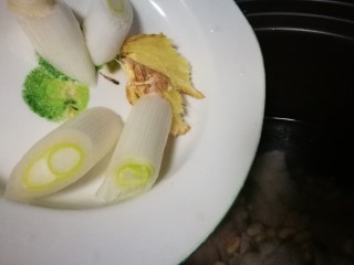 10、粤式靓汤~凉瓜黄豆猪骨汤,放葱段姜块儿