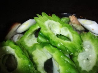 12、粤式靓汤~凉瓜黄豆猪骨汤,将苦瓜倒入 慢炖锅炖煮2-3小时