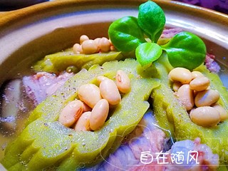 13、粤式靓汤~凉瓜黄豆猪骨汤,加入适量盐和胡椒 妥妥哒