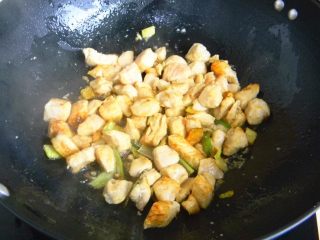 3、栗子鸡块,炒到鸡肉外皮微微发硬