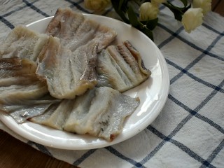 1、鳗鱼饭,将鳗鱼洗净，去骨去刺，切成段装盘备用