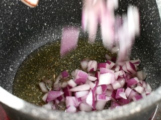 2、鳗鱼饭,锅内倒油，将洋葱丁倒进去