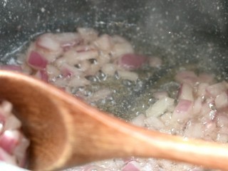 3、鳗鱼饭,翻炒出香味后，将洋葱丁捞出，留下底油