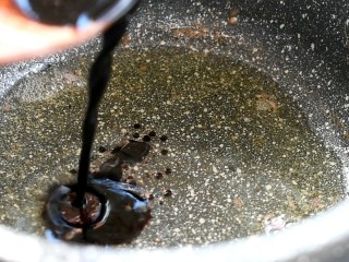 4、鳗鱼饭,葱油中倒入老抽