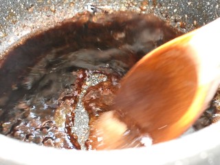 7、鳗鱼饭,将它们搅拌一下，记得全程用小火