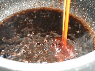 8、鳗鱼饭,再倒入烧烤酱