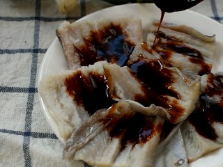 11、鳗鱼饭,将一半的酱汁淋在鳗鱼上