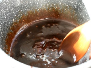 9、鳗鱼饭,将它们搅拌均匀，并小火不停搅拌