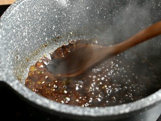 16、鳗鱼饭,利用烤制的时间，我们把昨天熬好剩余的一半酱汁倒入锅中加热一下