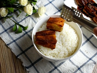 17、鳗鱼饭,准备一碗米饭，将烤制好的鳗鱼放在米饭上