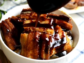 18、鳗鱼饭,再将加热好的酱汁浇在鳗鱼上