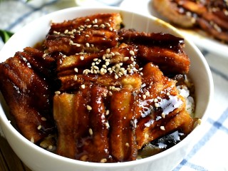 19、鳗鱼饭,最后再撒一些芝麻就好啦