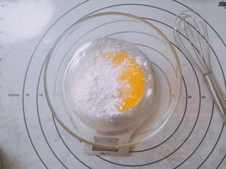 1、日式香草卡仕达,两个蛋黄加入玉米淀粉