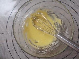 2、日式香草卡仕达,用蛋抽减半均匀无干粉