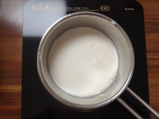 3、日式香草卡仕达,牛奶加入砂糖,煮沸