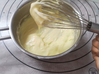 5、日式香草卡仕达,然后把均匀的液体倒回小锅,继续小火加热,一边加热,一边搅拌,成如图状态起锅。