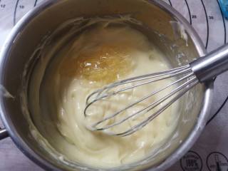 7、日式香草卡仕达,再加入预先泡好的吉利丁片继续搅拌均匀. 加吉利丁片时,温度要低于50℃