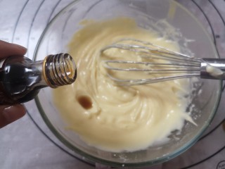 9、日式香草卡仕达,滴入四五滴香草精华,搅拌均匀