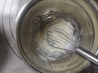 11、日式香草卡仕达,制作北海道戚风蛋糕,玉米油牛奶混合,筛入低粉搅拌均匀