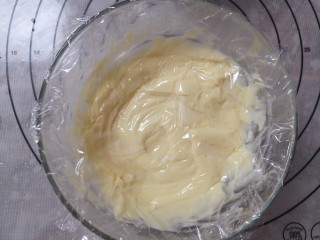 10、日式香草卡仕达,待到温热后,贴面盖上保鲜膜冰箱冷藏备用。