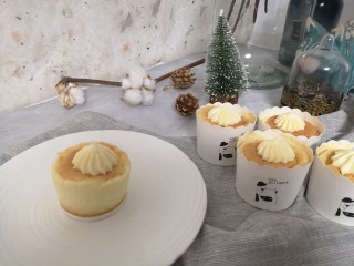 20、日式香草卡仕达,把打好的奶油酱装入裱花袋,装裱做好的北海道戚风