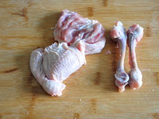 2、香酥脆皮炸鸡,取2个琵琶腿去骨，每个切分成2块鸡肉。