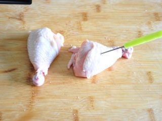 4、香酥脆皮炸鸡,在表面戳小孔，方便入味。