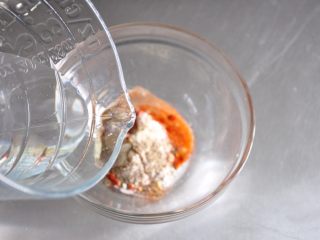 7、香酥脆皮炸鸡,在调入清水。