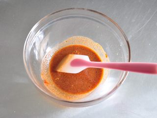 8、香酥脆皮炸鸡,调和成糊状。