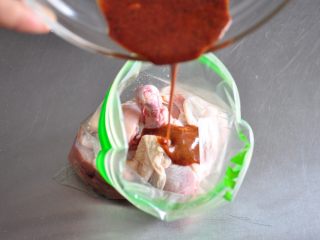 9、香酥脆皮炸鸡,处理好的鸡块和腌肉料一起装进保鲜袋中。