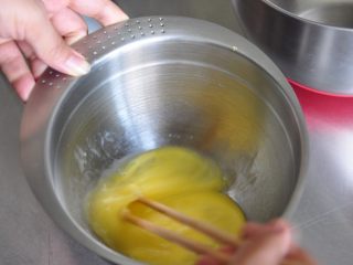 14、香酥脆皮炸鸡,将鸡蛋打散。