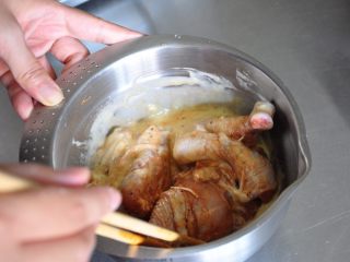 16、香酥脆皮炸鸡,将腌好的鸡块放入裹浆中，均匀包裹上一层。