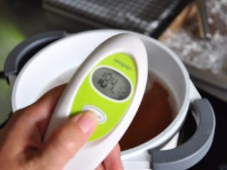 22、香酥脆皮炸鸡,锅内热油，油温控制在175～185度之间。