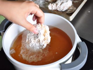 23、香酥脆皮炸鸡,油热下入鸡肉。