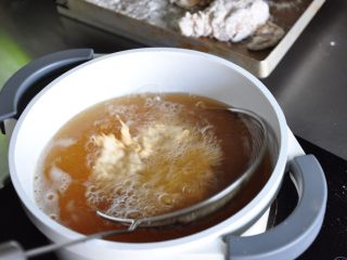 24、香酥脆皮炸鸡,炸到定型后再翻面炸。
