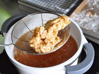 25、香酥脆皮炸鸡,炸制颜色金黄色时捞出沥油。