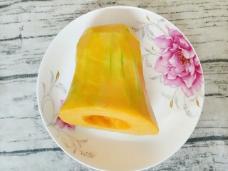 1、南瓜汤圆,准备好削皮去籽洗干净的南瓜