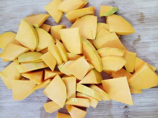 2、南瓜汤圆,将南瓜切小块