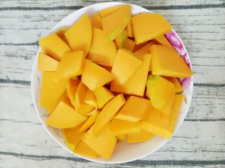 3、南瓜汤圆,切小块好后装盘子