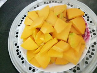 4、南瓜汤圆,锅里水开放入南瓜块蒸熟