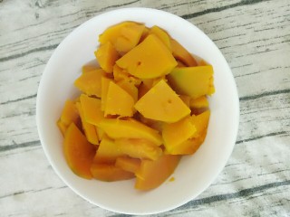 5、南瓜汤圆,南瓜蒸熟后装盘子