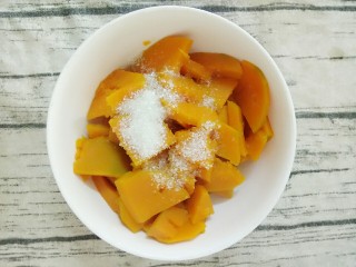 6、南瓜汤圆,再加上两勺白糖