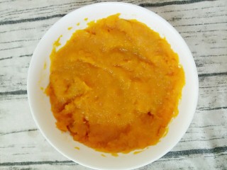 7、南瓜汤圆,趁热将南瓜压烂也使糖融化