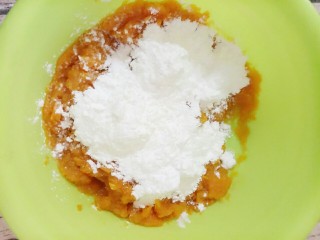 8、南瓜汤圆,换个大点的盆子然后再加上木薯粉