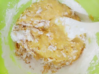 9、南瓜汤圆,边加木薯粉边搅拌