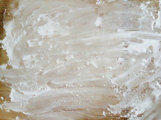 11、南瓜汤圆,占板上摸上一层粉防黏